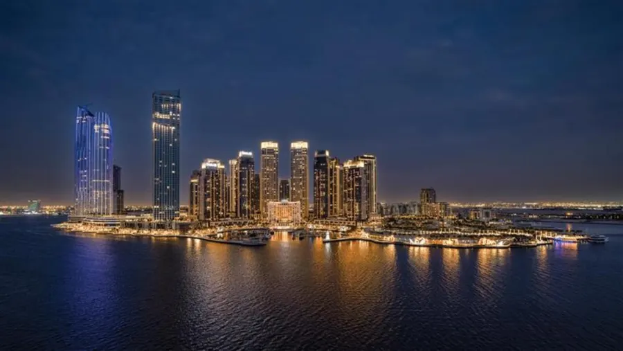 Dubai Creek Harbour-ի լուսավորված աշտարակները գիշերը՝ արտացոլված ծովածոցում (լուսանկար)