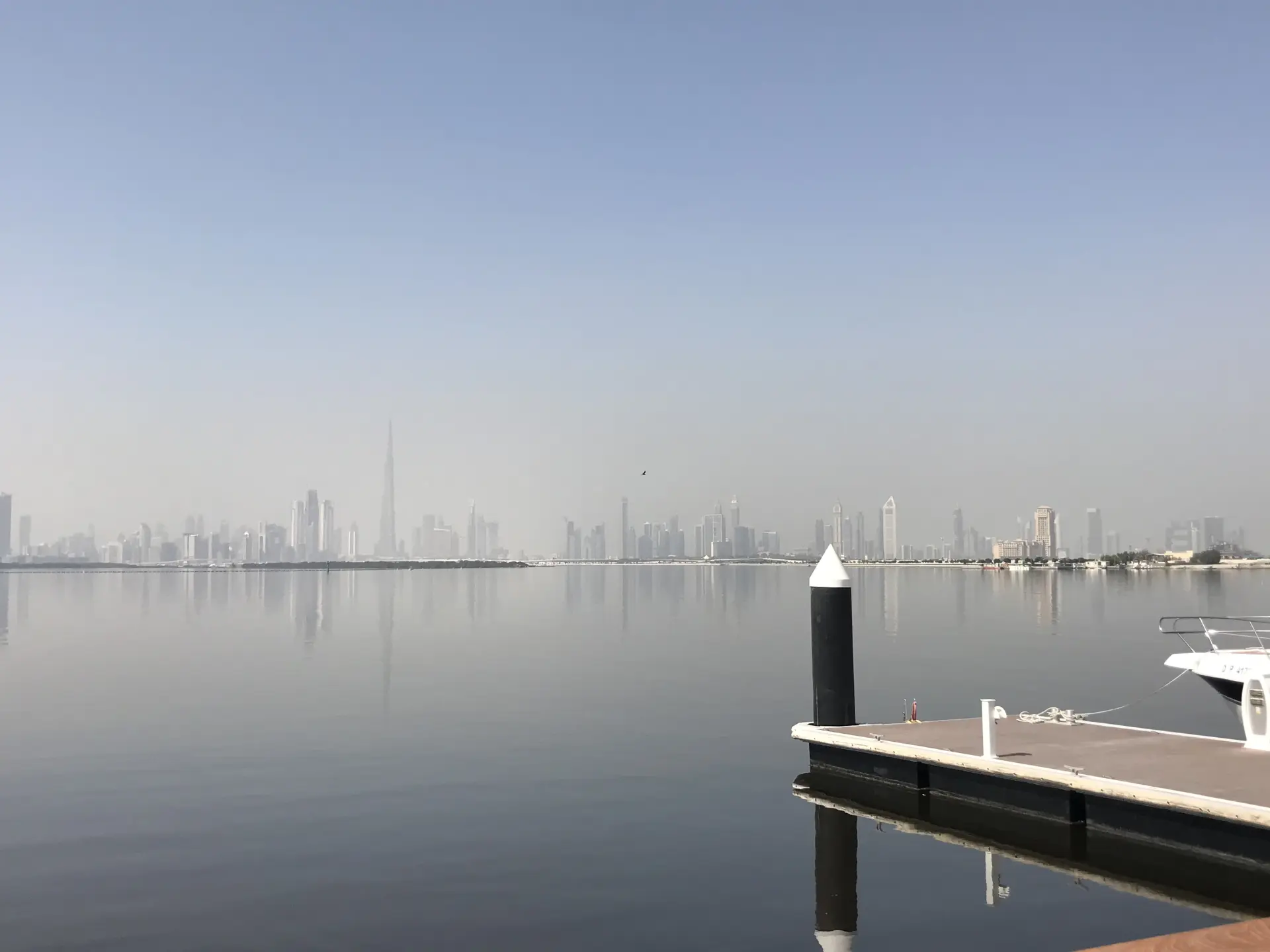 Մշուշոտ Downtown Dubai-ը՝ ջրի վրայով դիտված Dubai Creek Harbour-ից